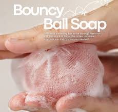 Wie zegt dat reinigen saai moet zijn? Maak kennis met onze BBF Bouncy Ball Soap – de schattigste skincare-upgrade waarvan je niet wist dat je ‘m nodig had!
Deze speelse balzeep zit boordevol actieve werkstoffen die verder gaan dan alleen reinigen. PDRN zorgt voor diepgaand huidherstel, terwijl Rode Algen intens hydrateren, beschermen en de huid zichtbaar doen stralen.