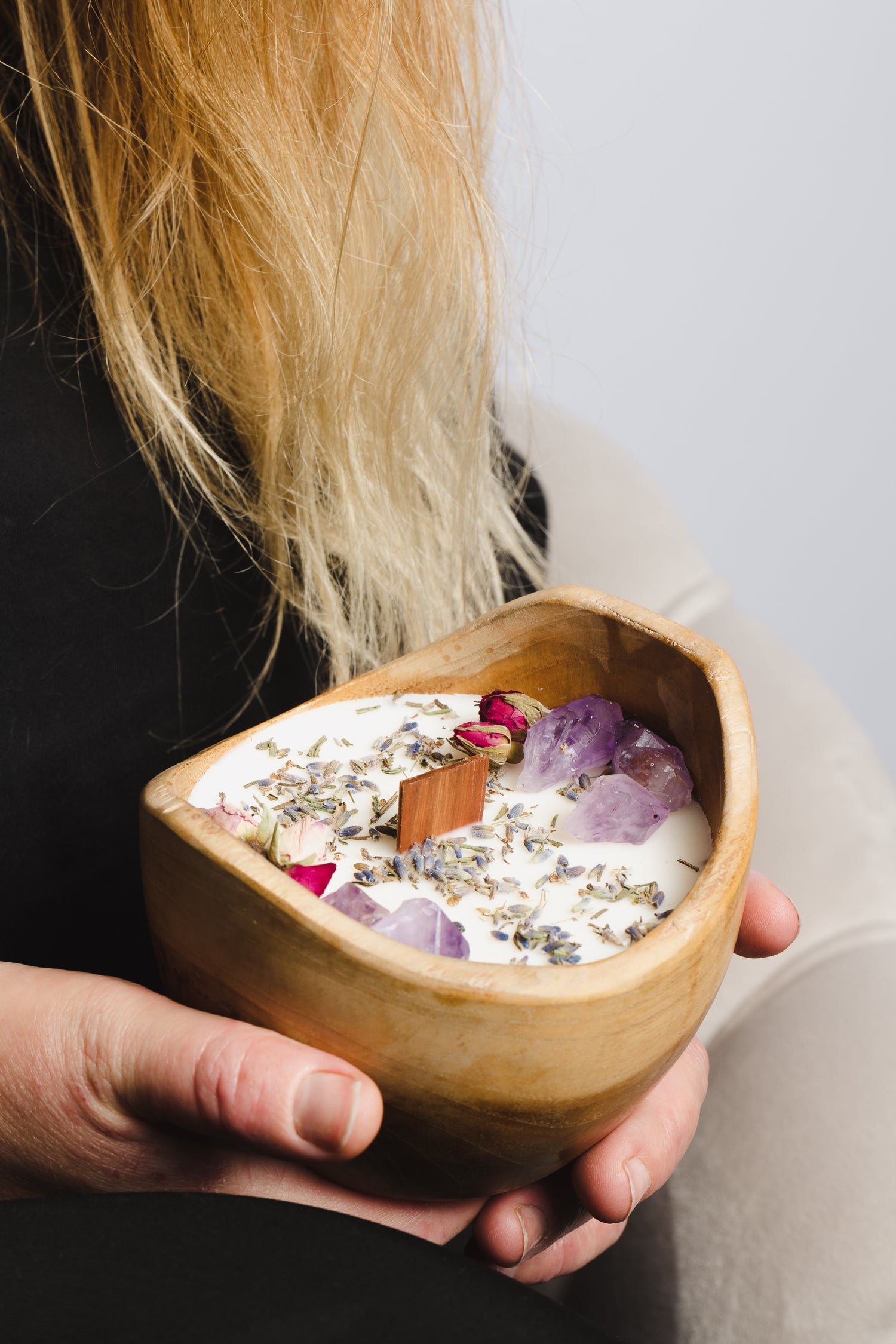 Geurende kaars in houten schaal met lavendel, rozen en amethyst. 

