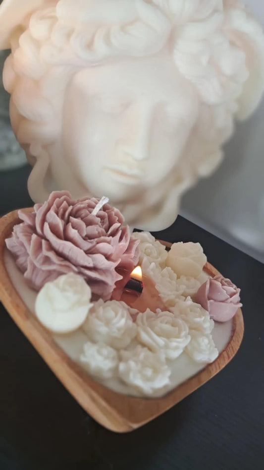 Romantische doughbowl hart met oud roze & witte rozen