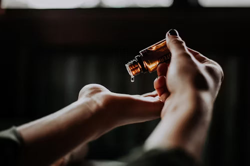 Een massage wordt met massageolie gedaan